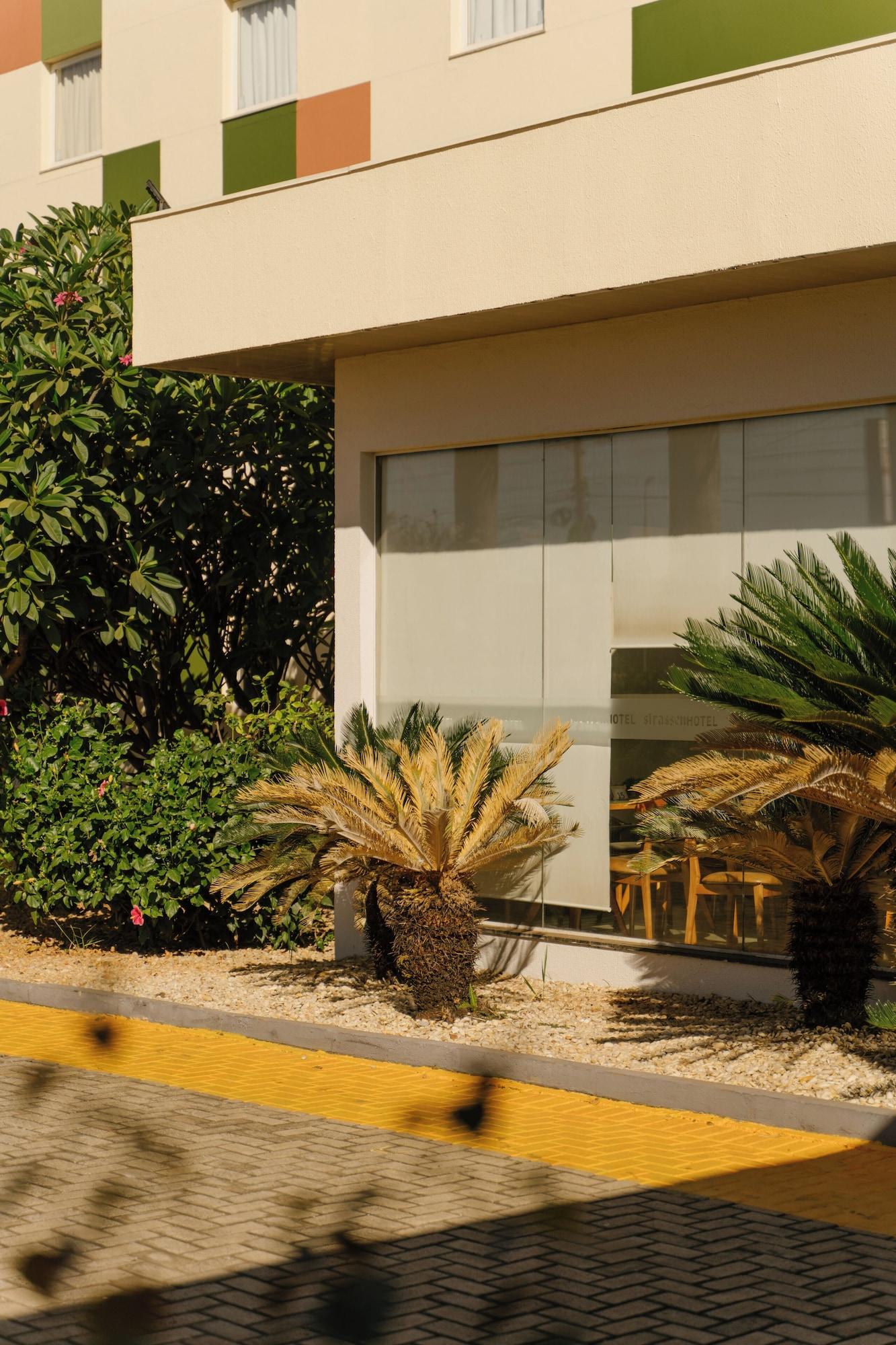Vista Exterior Strassen Hotel