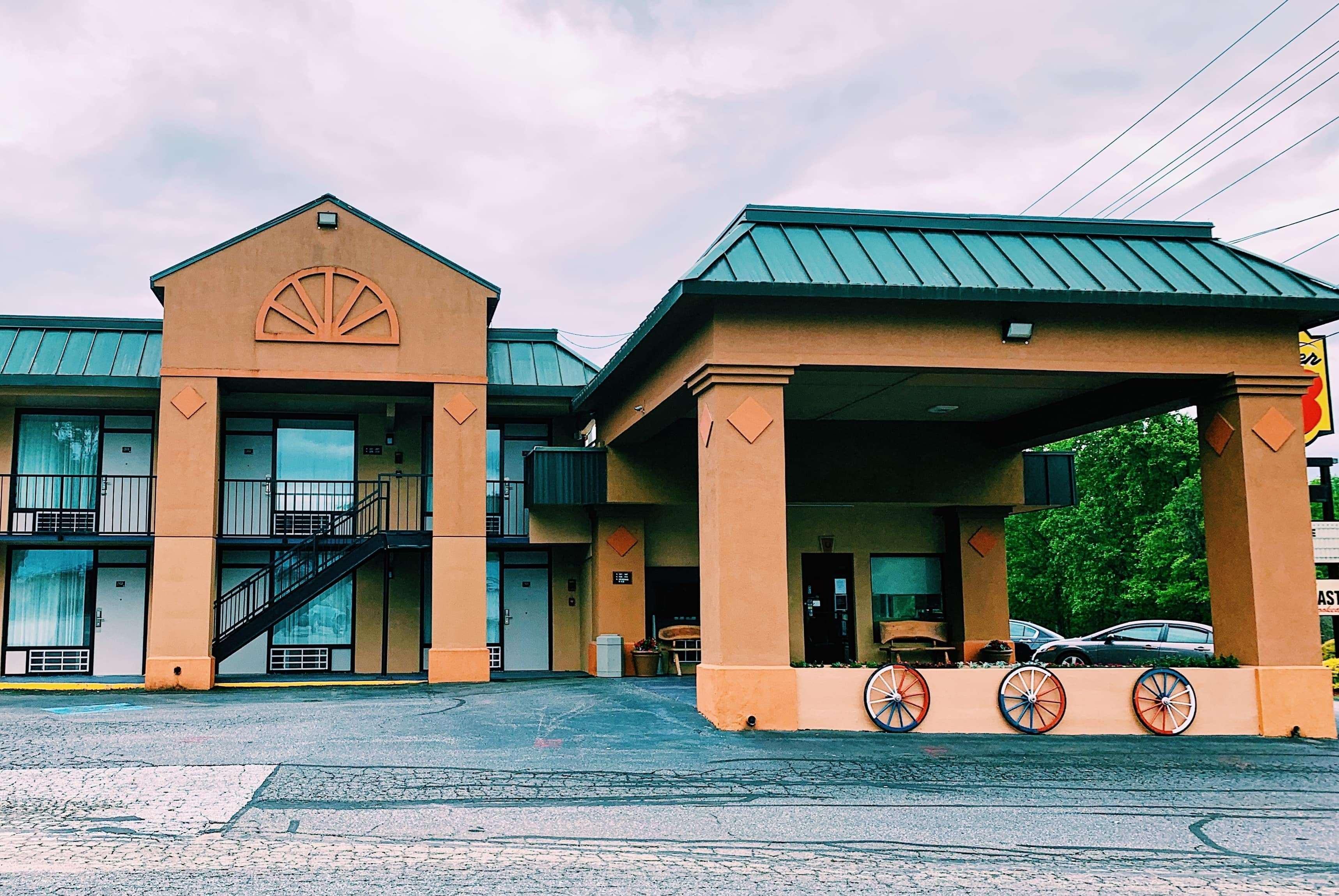 Vista Exterior Super 8 by Wyndham Marion NC
