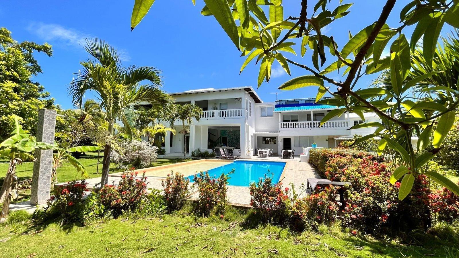 Vista Exterior Tropical Garden House