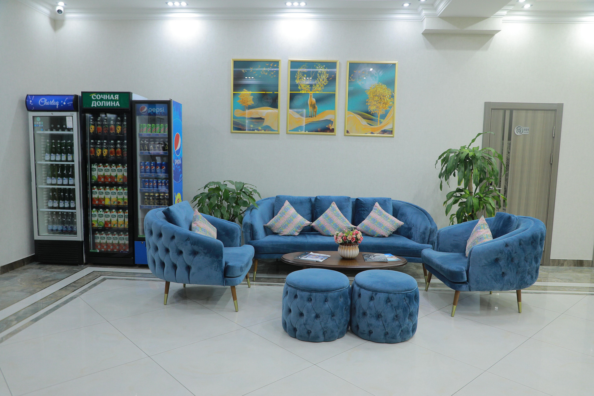 Vista Lobby Human Hotel