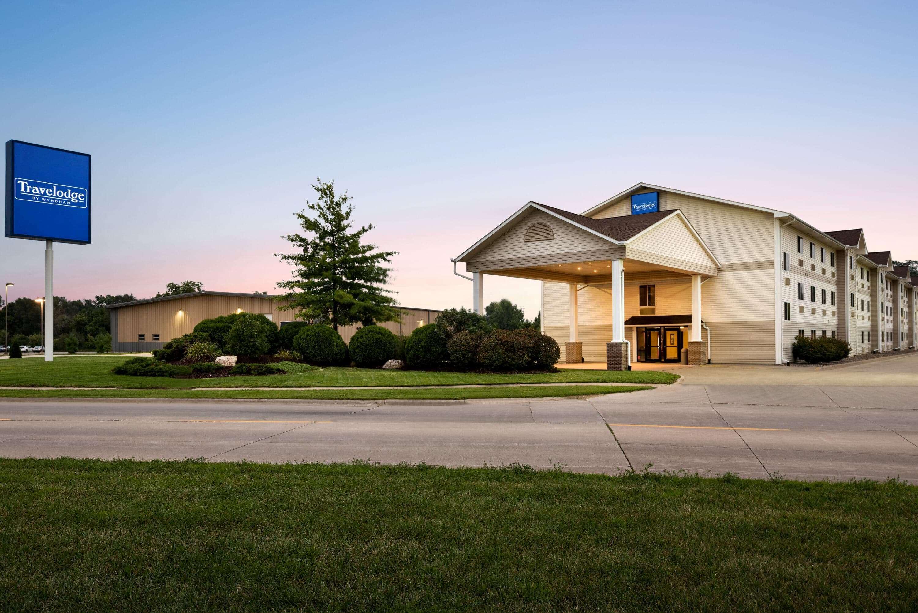 Vista Exterior Travelodge by Wyndham Clinton Valley West Court