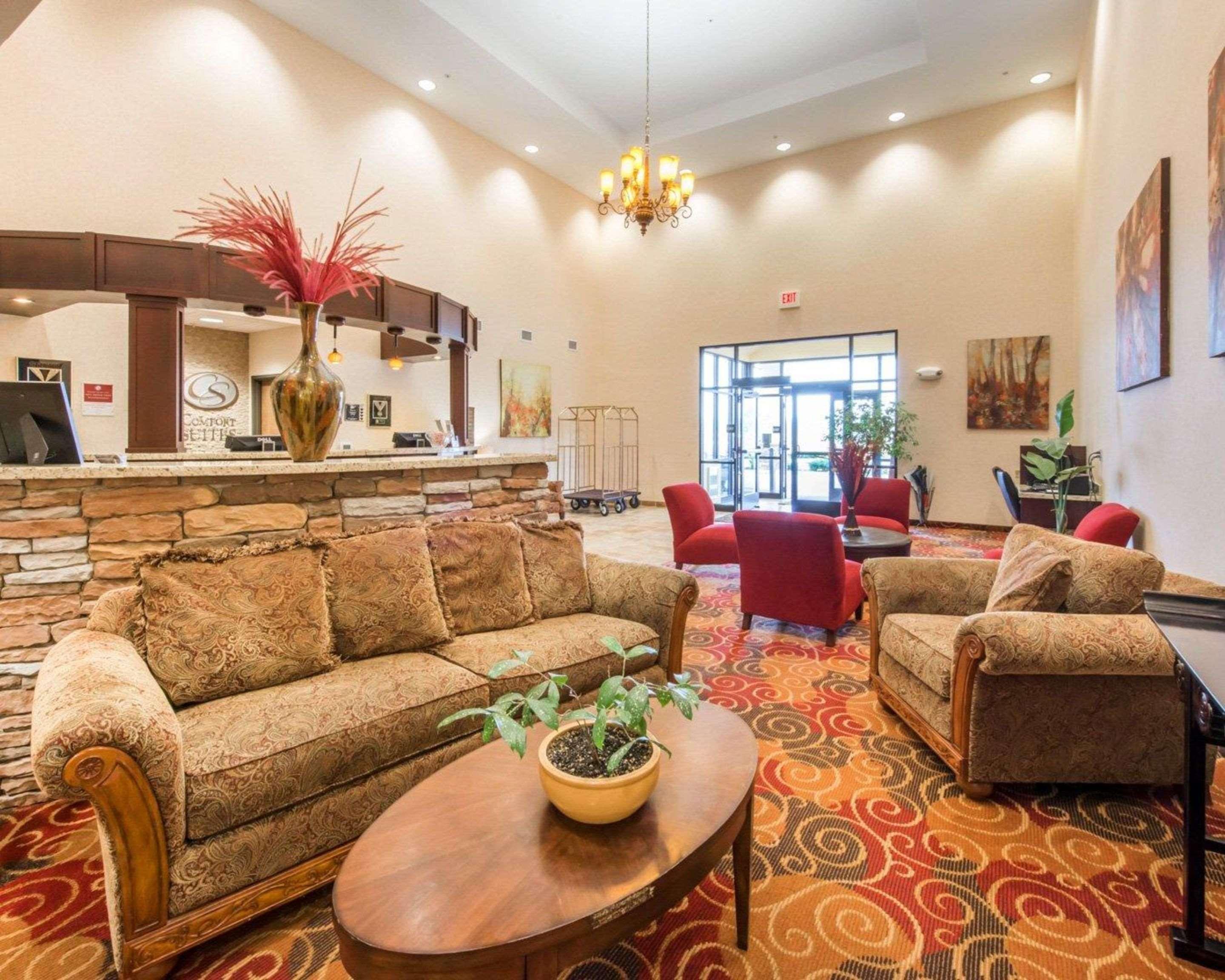 Vista Lobby Comfort Suites Altoona Area