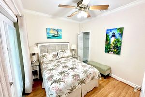 Alquiler Vacacional - Funky Chicken Cottage with shared pool, 3 bed 3 bath minutes from Key West