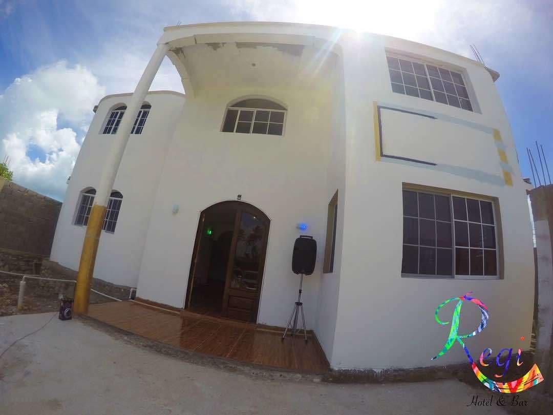 Vista Exterior Regi Hotel & Bar