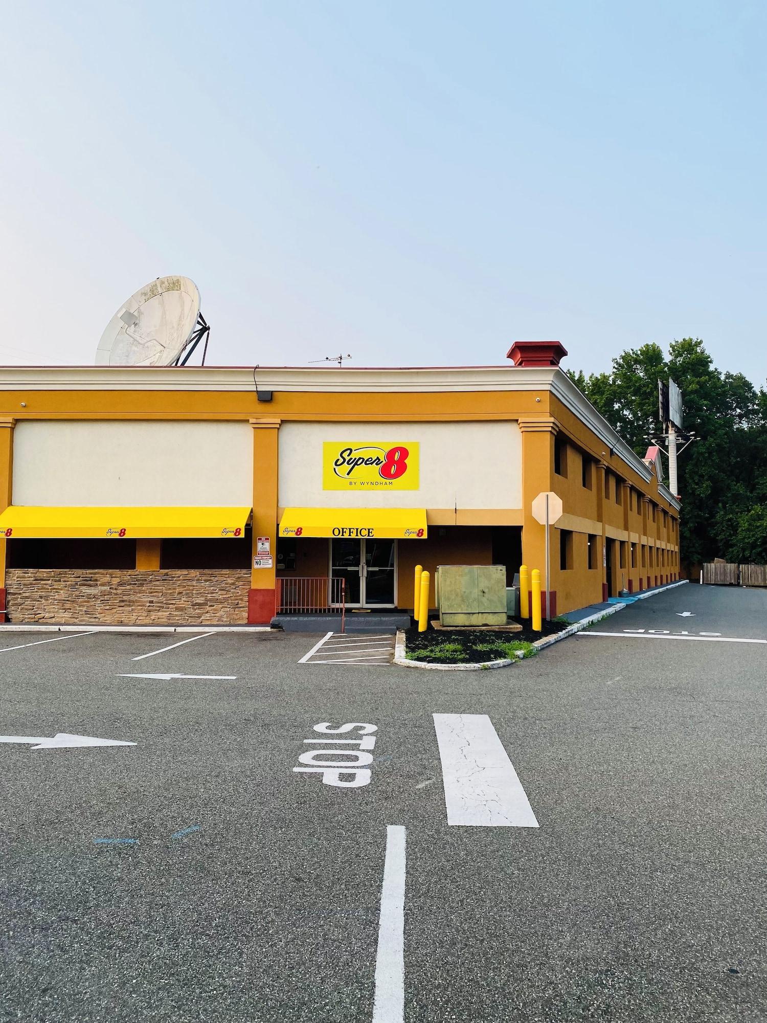 Vista Exterior Super 8 by Wyndham Gloucester