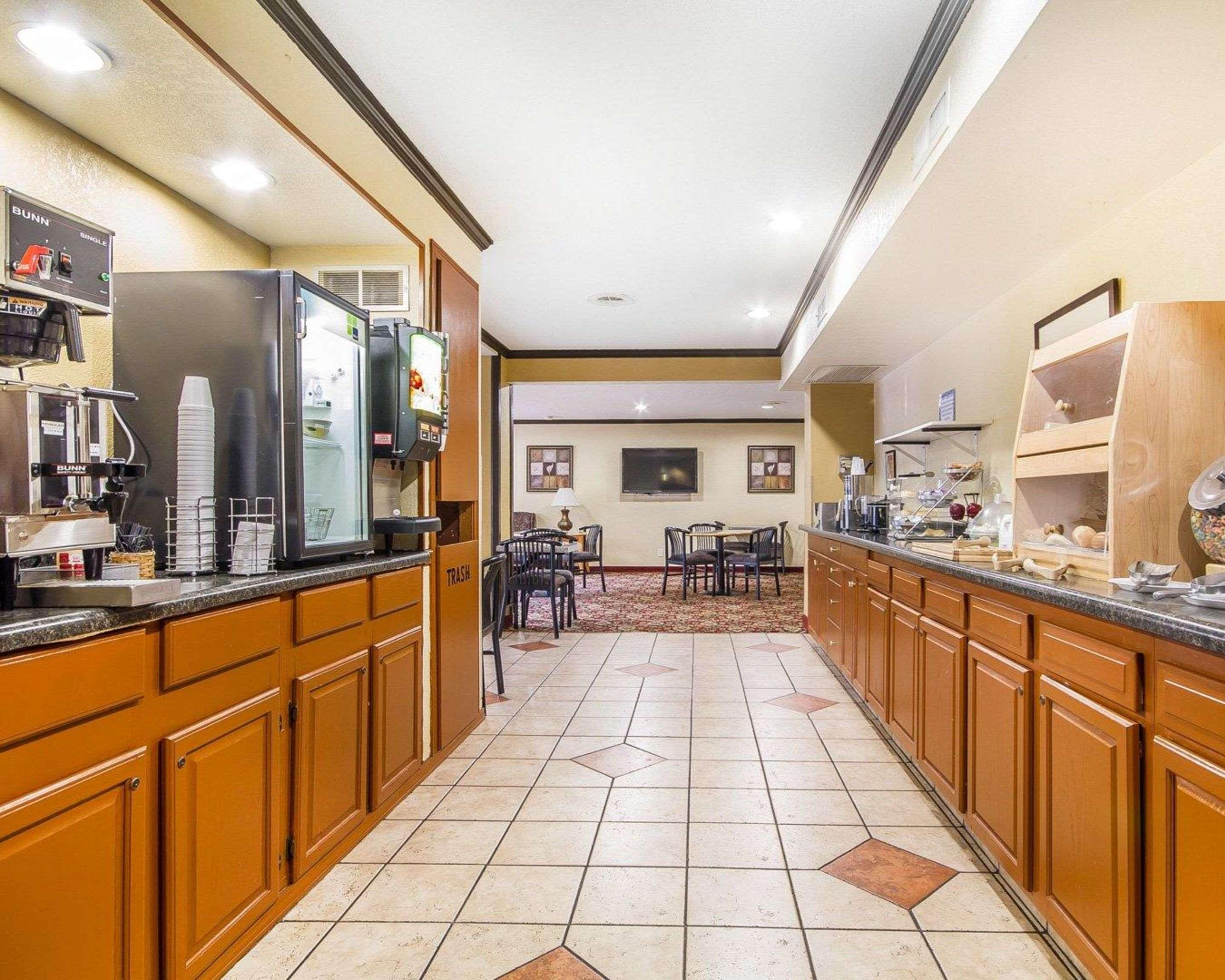 Restaurant Rodeway Inn & Suites Madison East