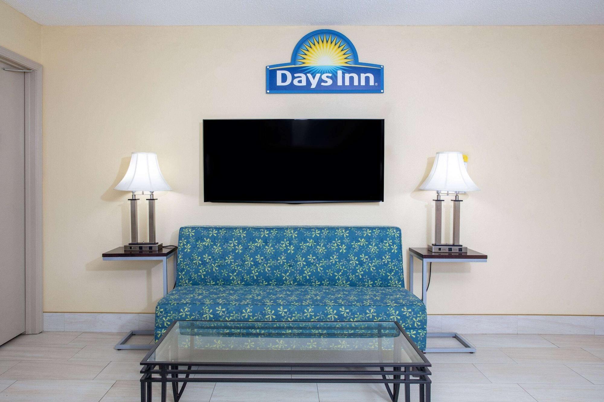 Vista Lobby Days Inn by Wyndham Chipley