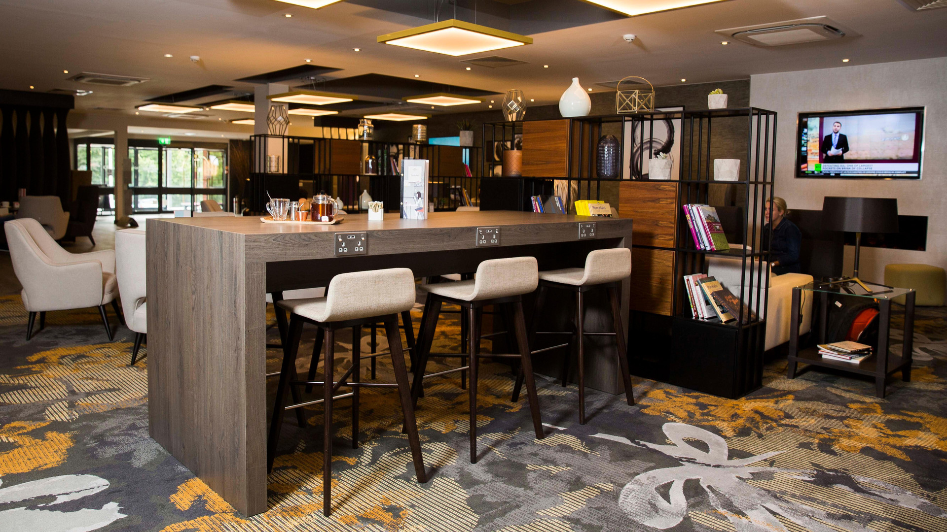 Bar/Salón Crowne Plaza Basingstoke, an IHG Hotel
