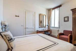 Alquiler Vacacional - La Monnoye Luxury, Spacious, 4 Star Apt close to riverside w views and parking