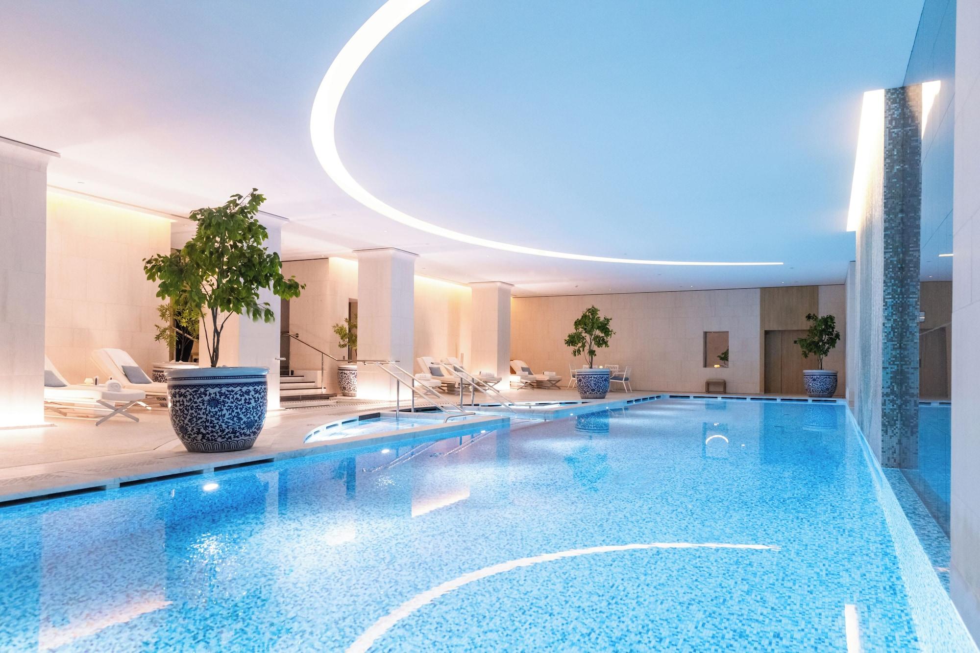 Vista Piscina The Peninsula Paris