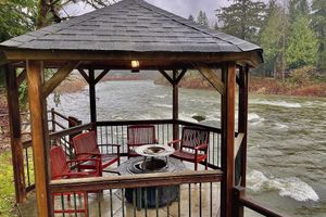 Alquiler Vacacional - Riverside Retreat Hot Tub Sauna Yards Firepits Gazebo and Stunning Views. + Pets