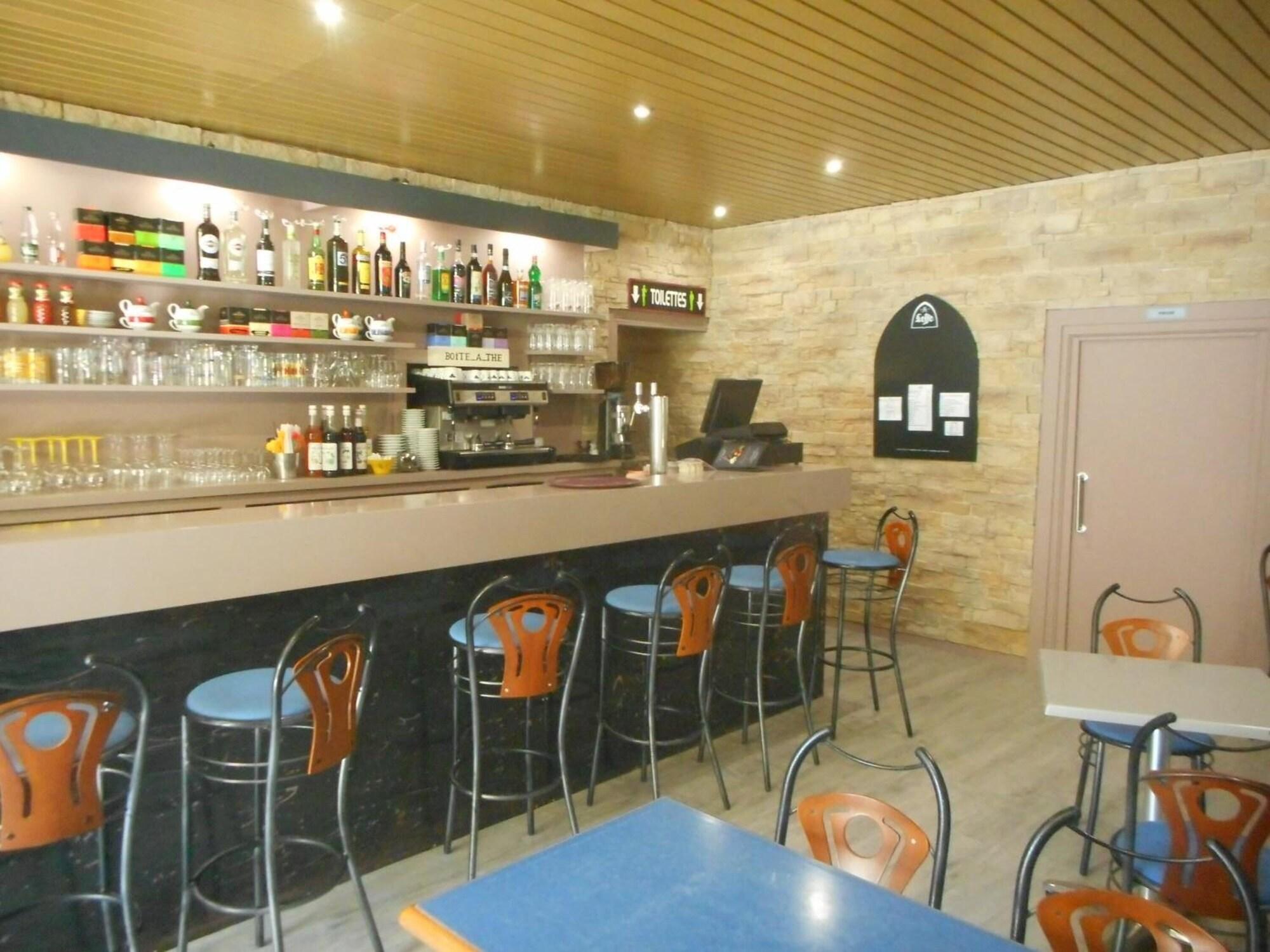 Bar/Salón Hôtel Restaurant LES VOYAGEURS