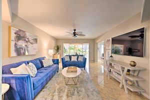 Alquiler Vacacional - Naples Condo w/ Enclosed Balcony & Lake Views!