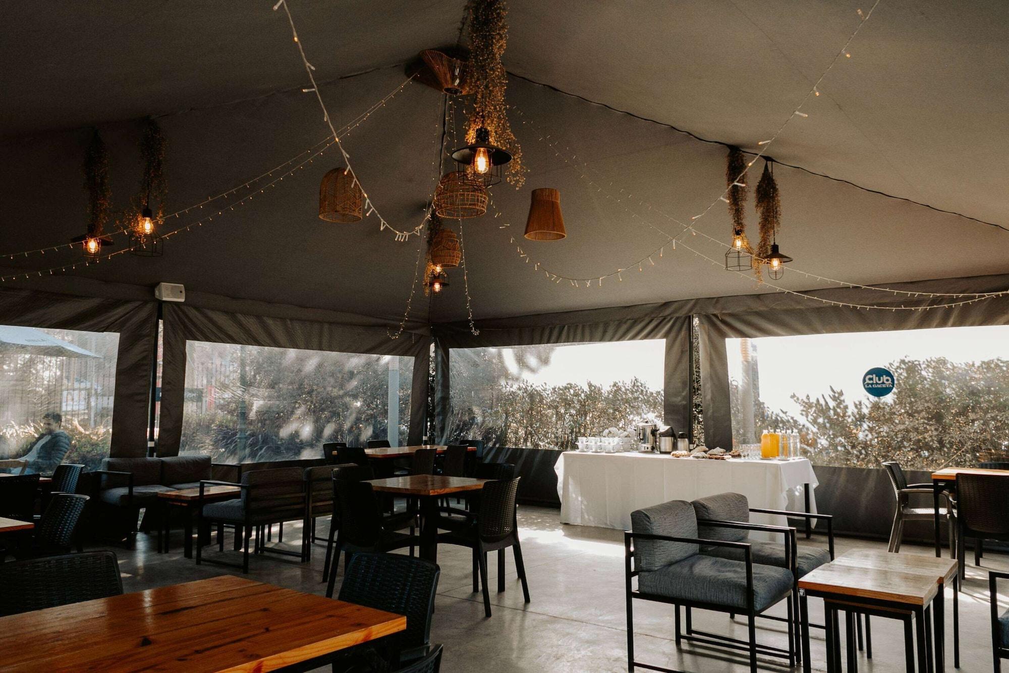 Restaurant Howard Johnson by Wyndham Yerba Buena