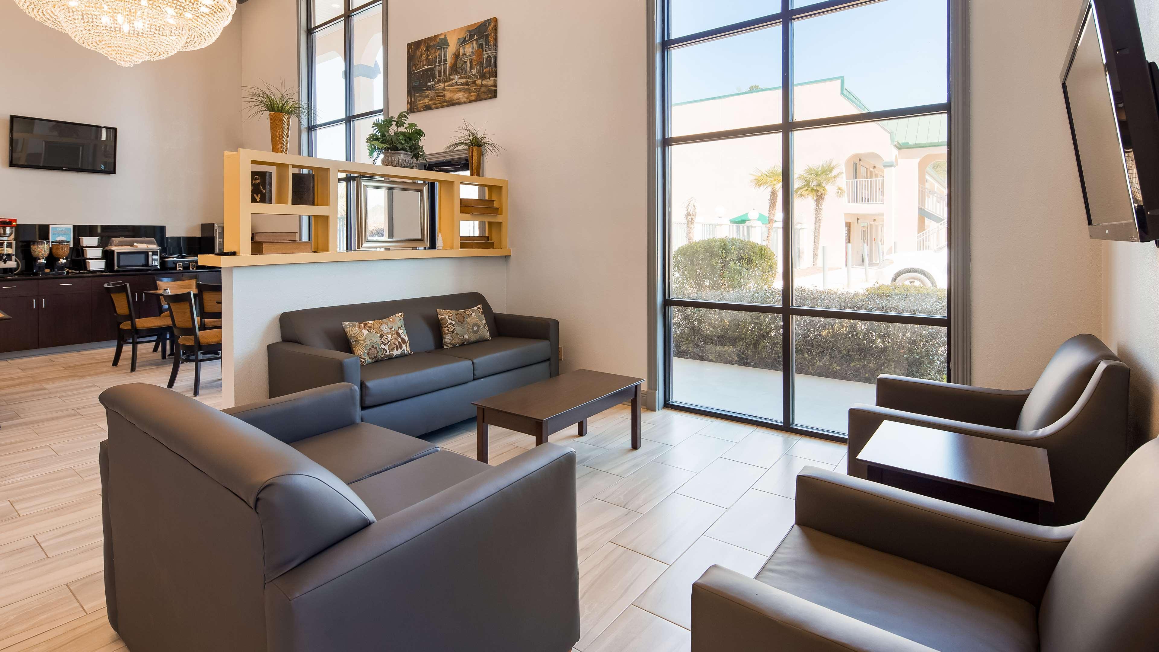 Vista Lobby SureStay Plus by Best Western Hammond