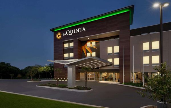 La Quinta Inn & Suites by Wyndham San Antonio Seaworld/LAFB
