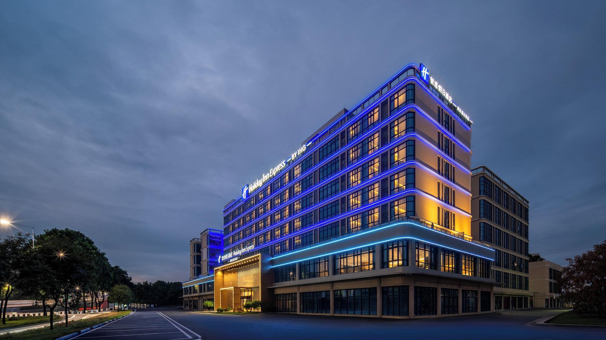 Vista Exterior Holiday Inn Express Guangzhou Baiyun Airport T2 by IHG