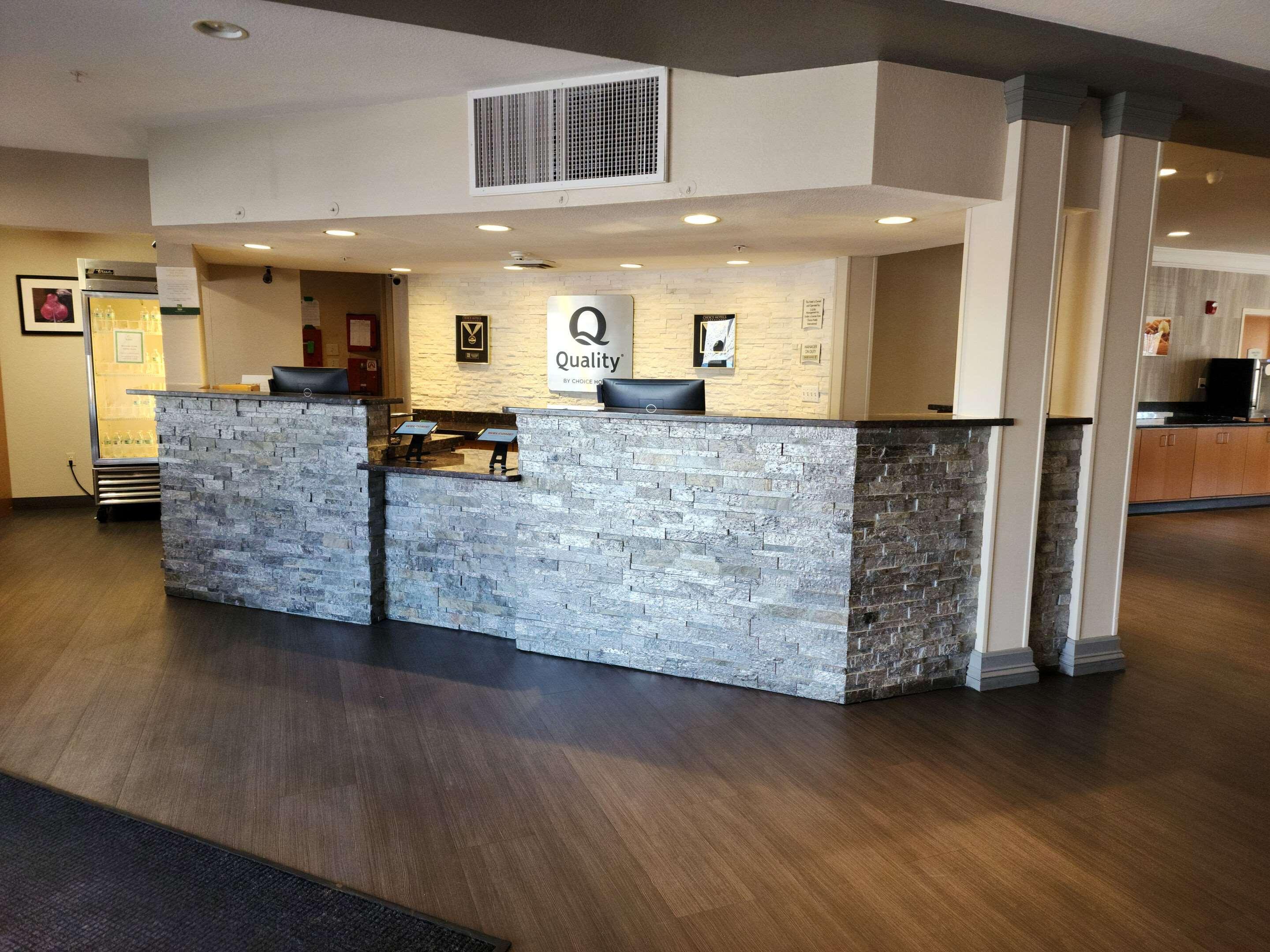 Vista Lobby Quality Inn & Suites Denver International Airport