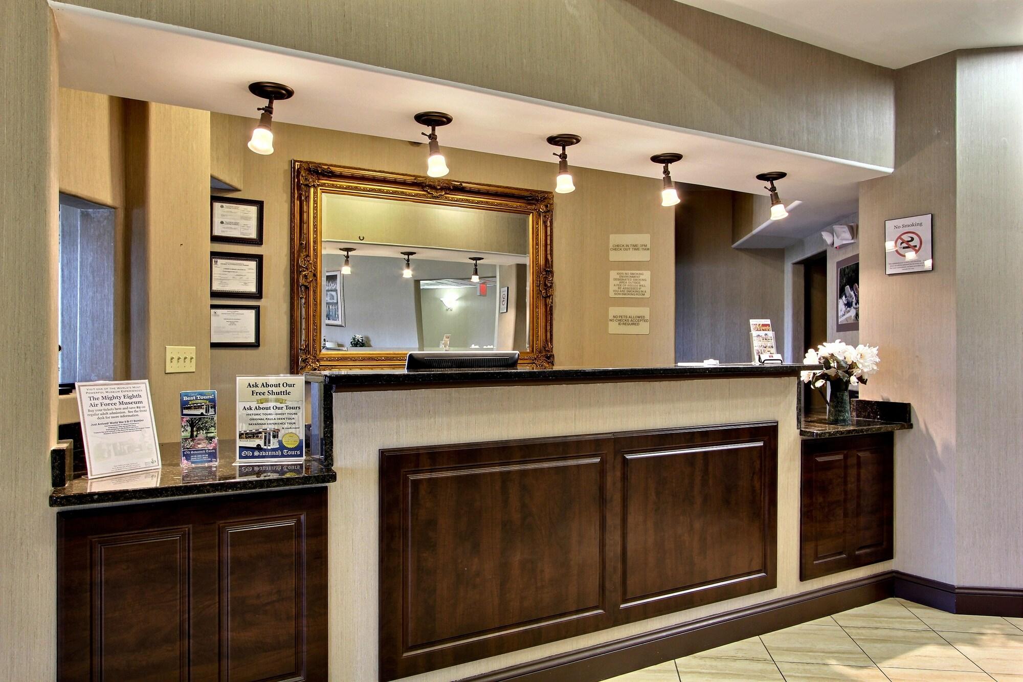 Vista Lobby Magnolia Inn & Suites