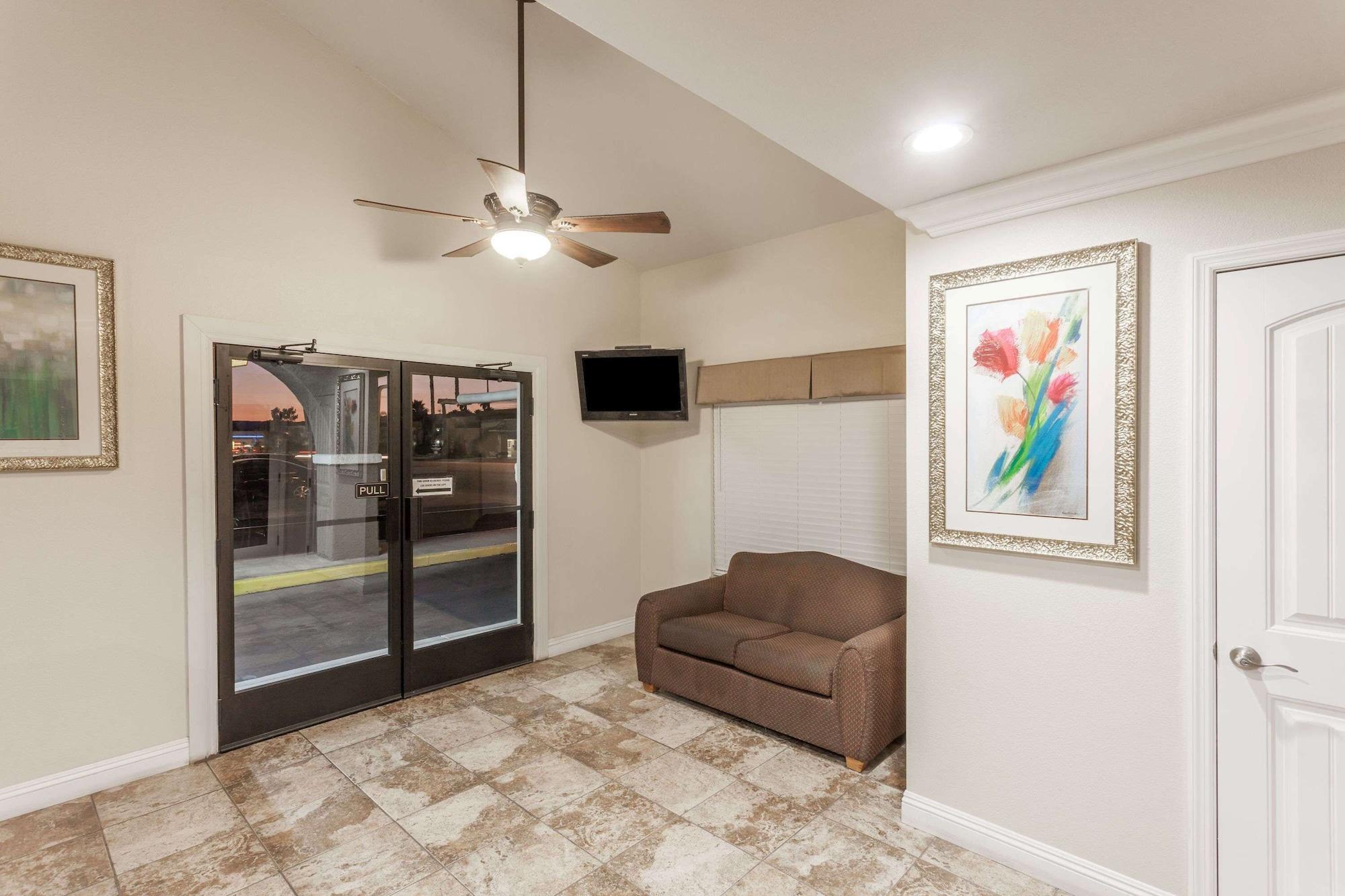Vista Lobby Travelodge by Wyndham Hemet CA
