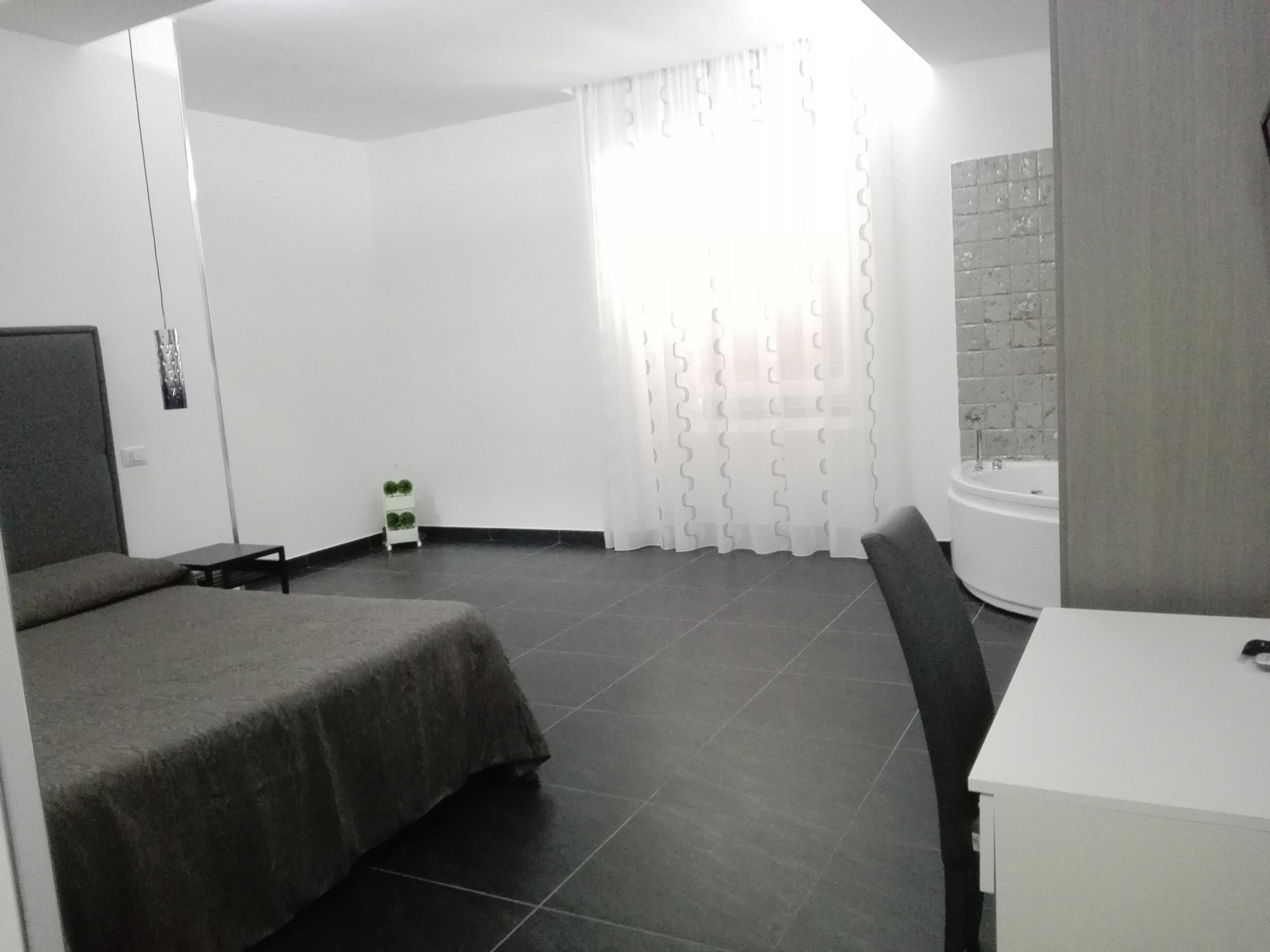Varios Napoli Garibaldi Luxury