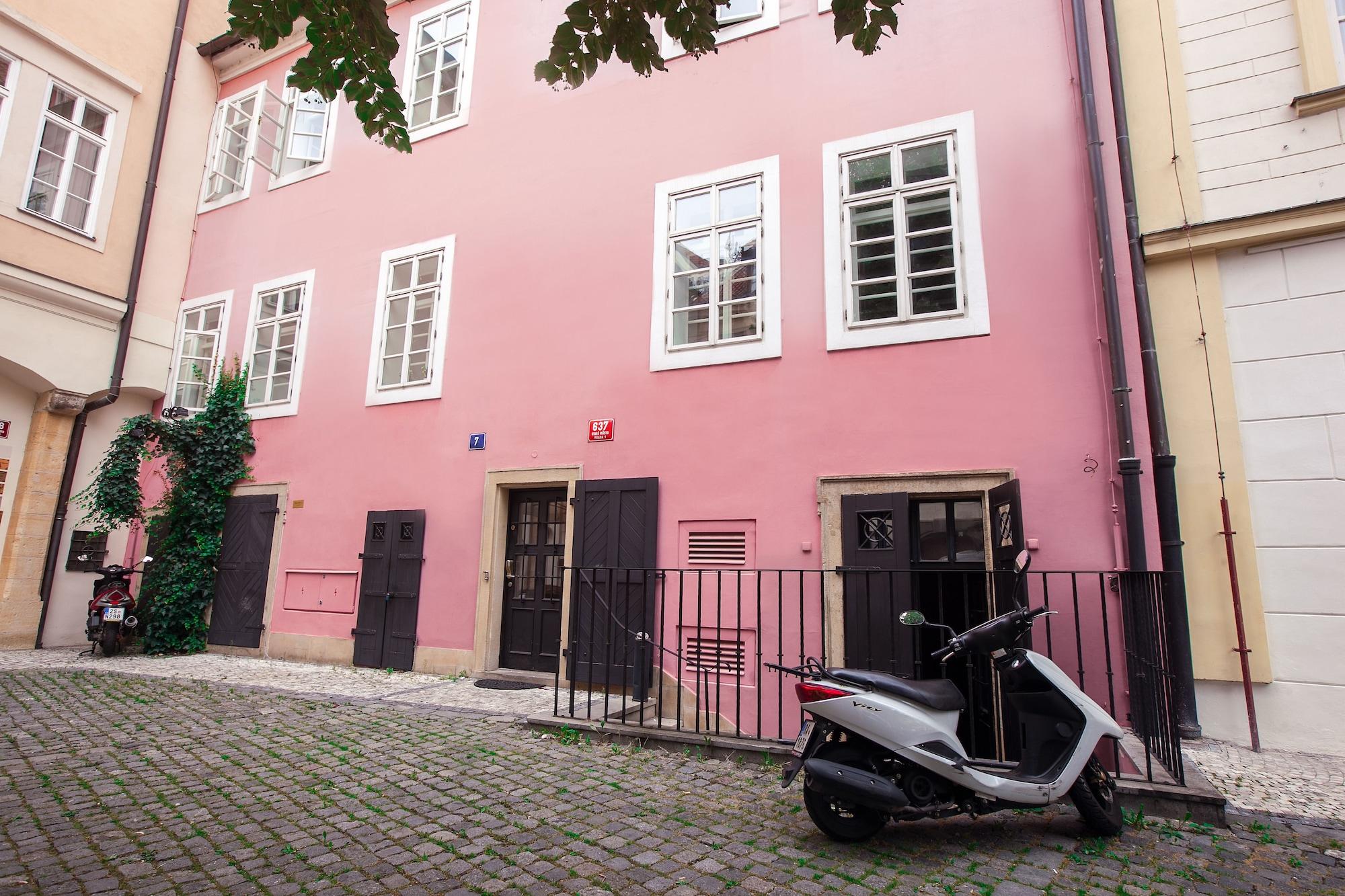 Vista Exterior Tyn Yard Residence