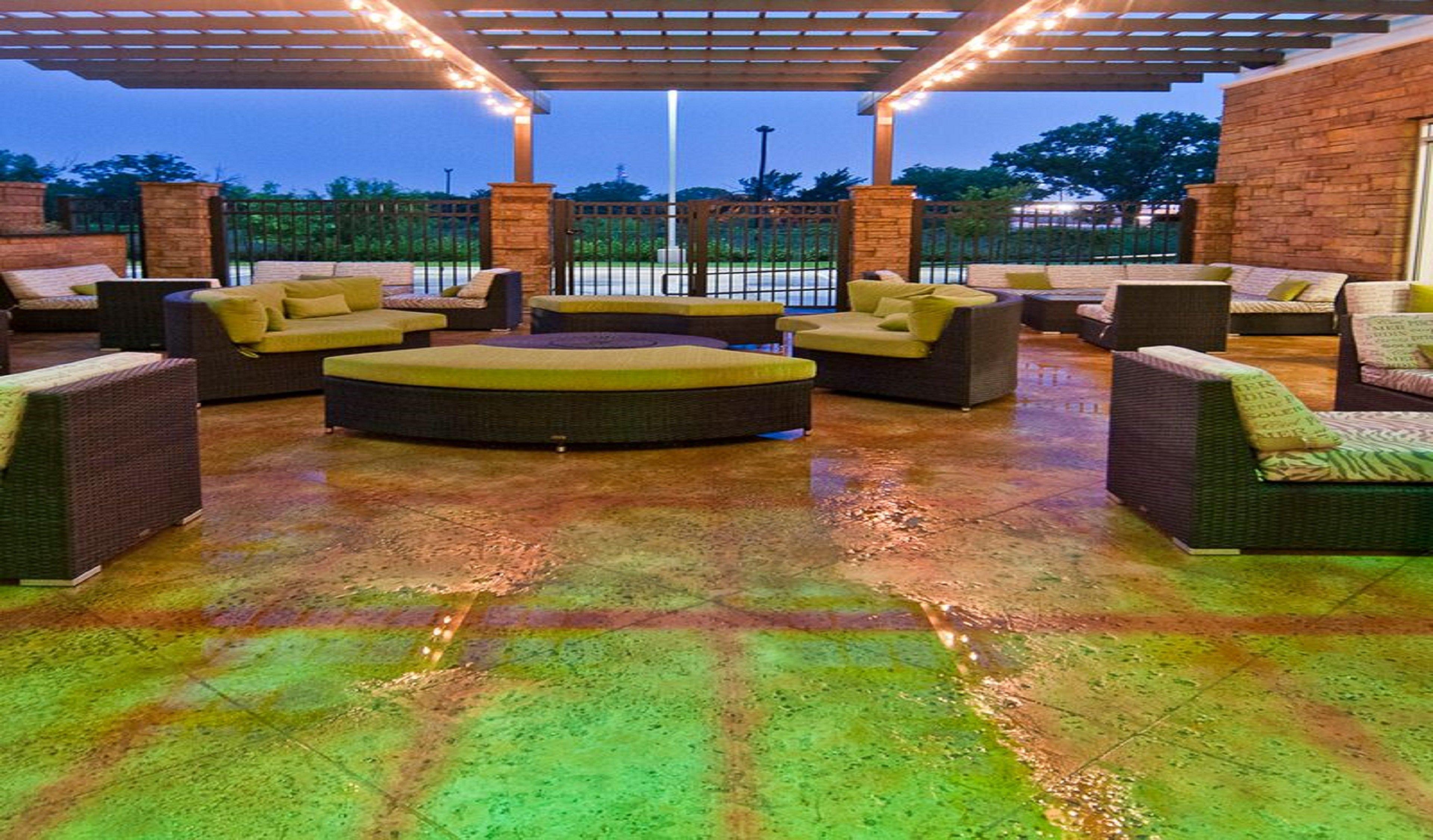 Vista Exterior Holiday Inn Austin Airport by IHG