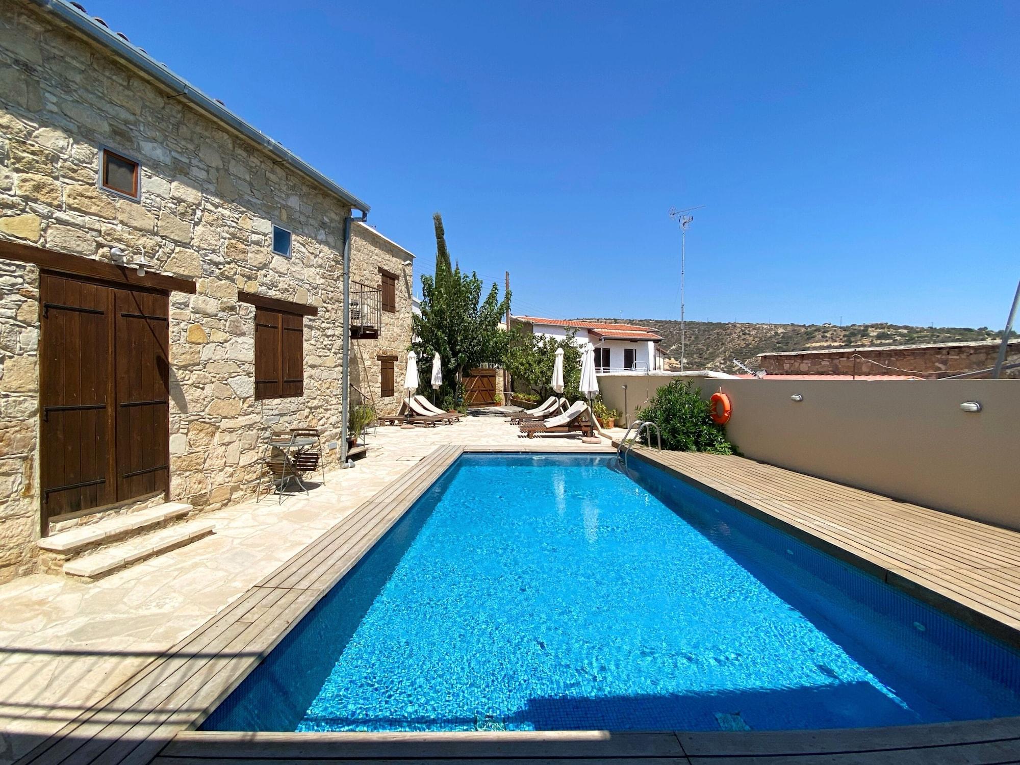 Varios Evkarpos Country House