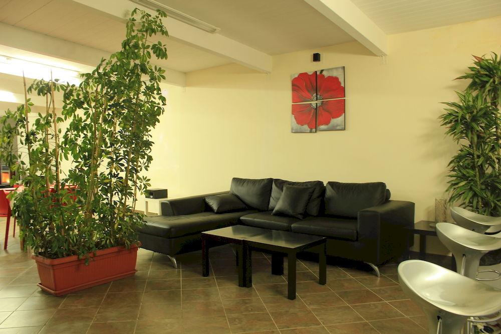 Vista Lobby Beverly Village