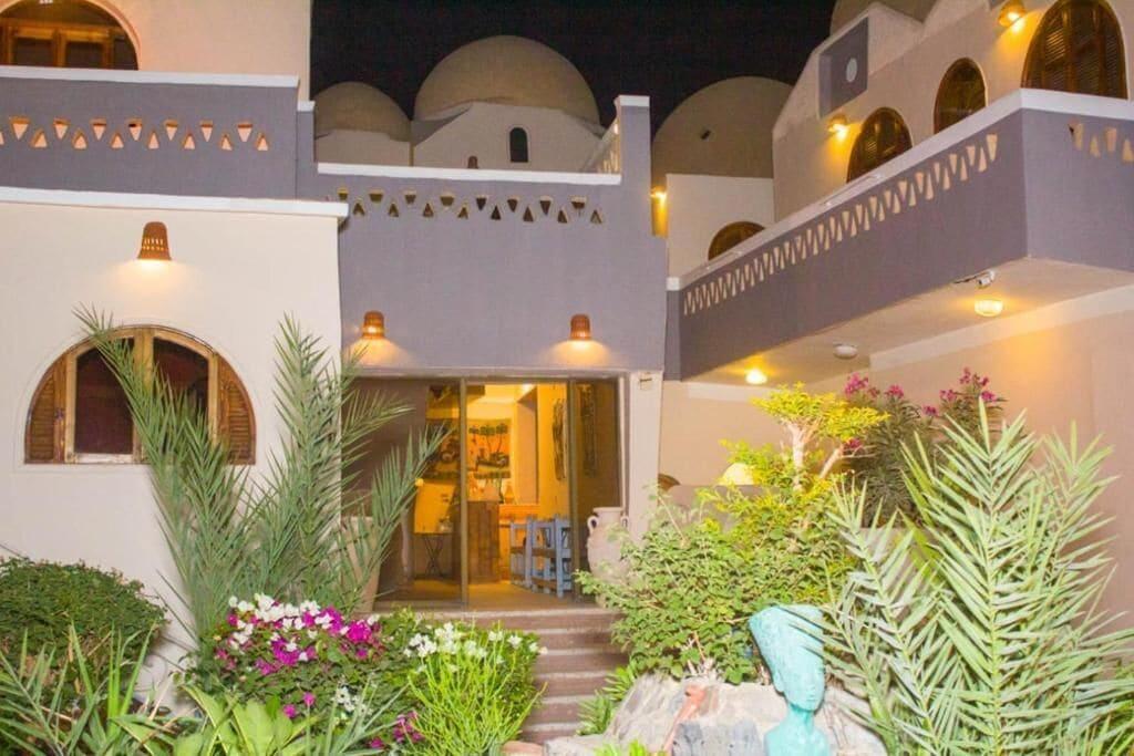 Vista Lobby Desert paradise Hotel