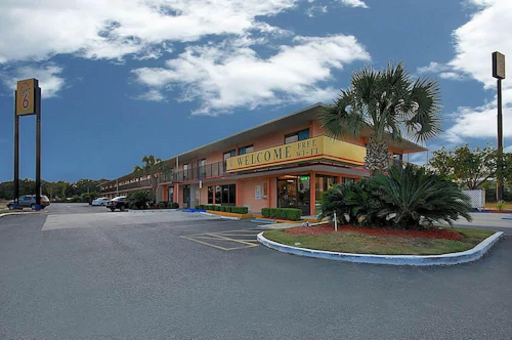 Varios Super 6 Inn & Suites