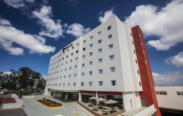 FIESTA INN GUADALAJARA PONIENTE - Hoteles con alberca en Guadalajara, Jalisco