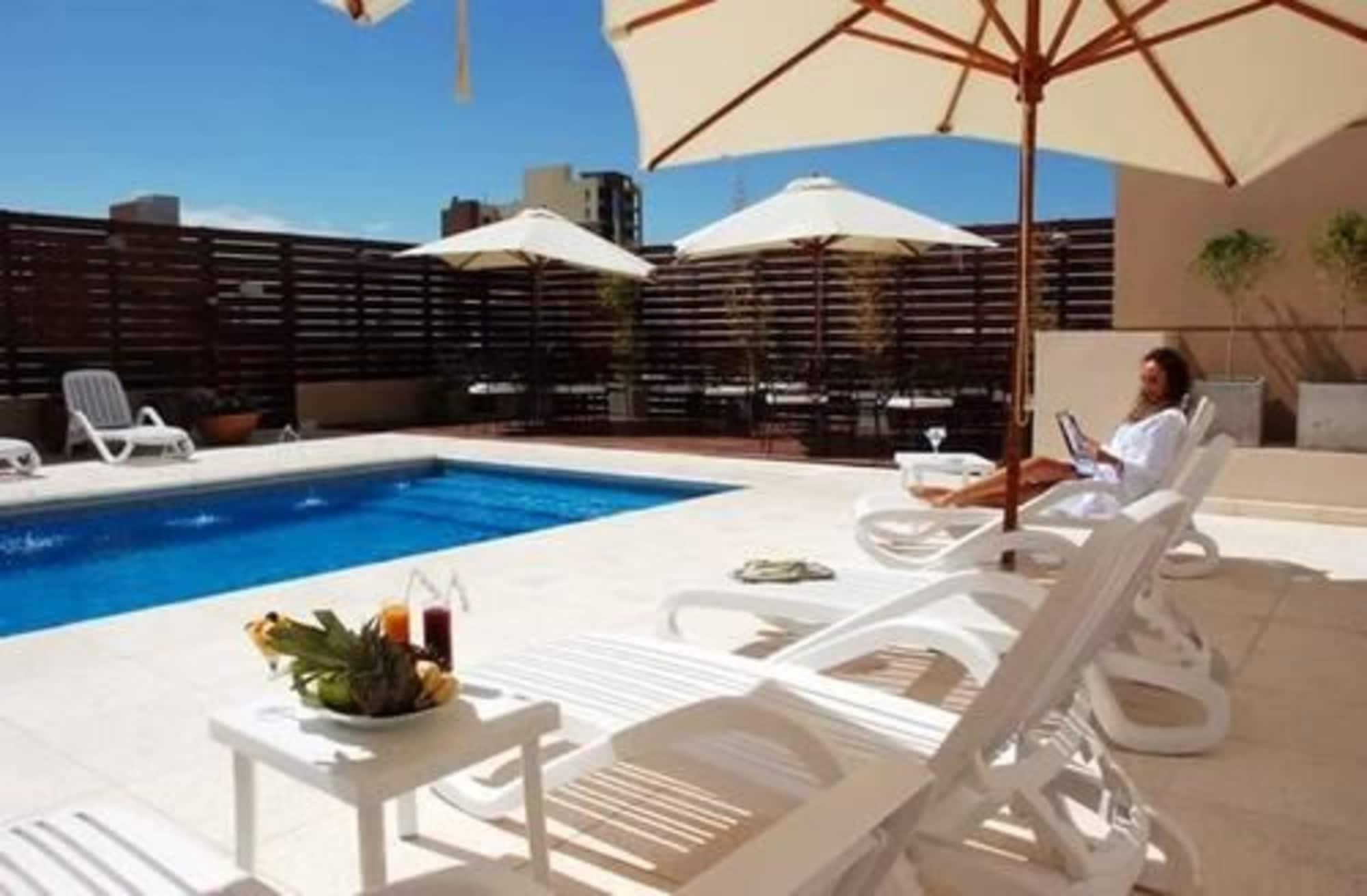 Vista Piscina Howard Johnson by Wyndham Villa Maria Casino