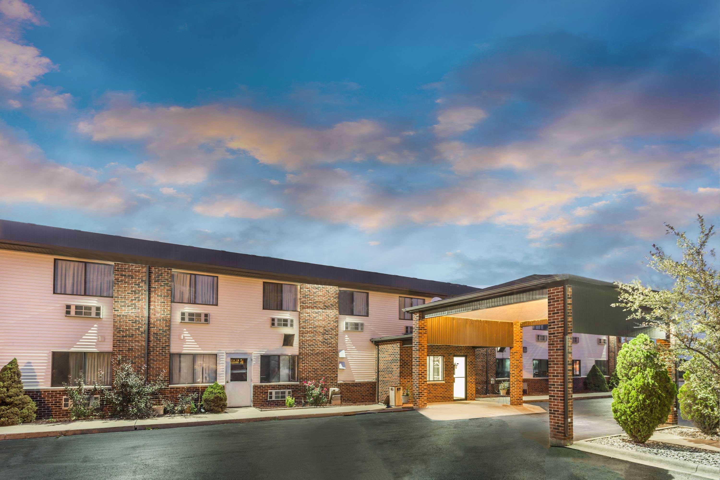 Vista Exterior Super 8 by Wyndham Bourbonnais/Kankakee Area