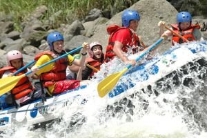 Actividad - Excursión de un día completo de rafting en el río Pacuare desde San José