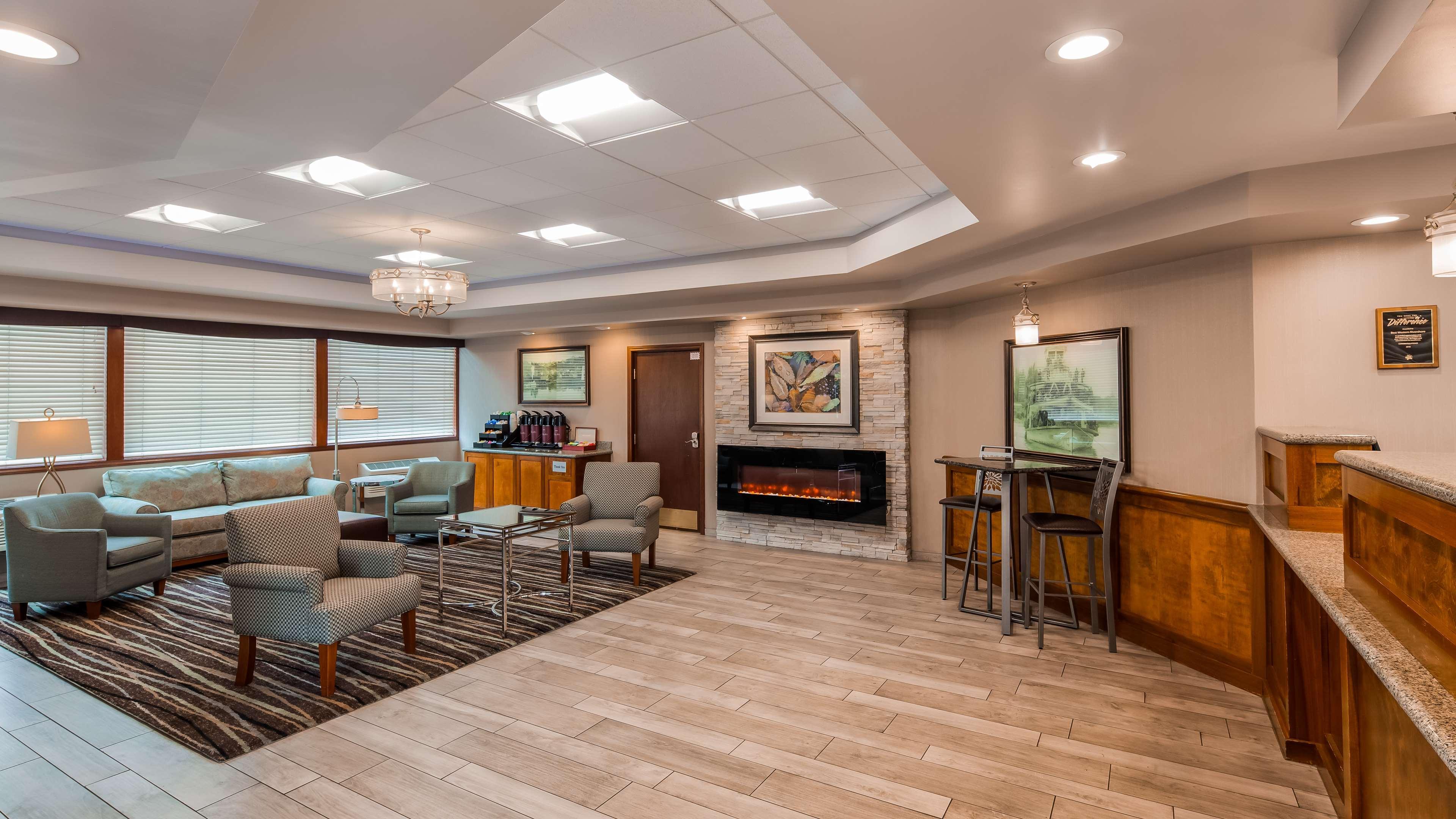 Vista Lobby Best Western Plus Rivershore Hotel