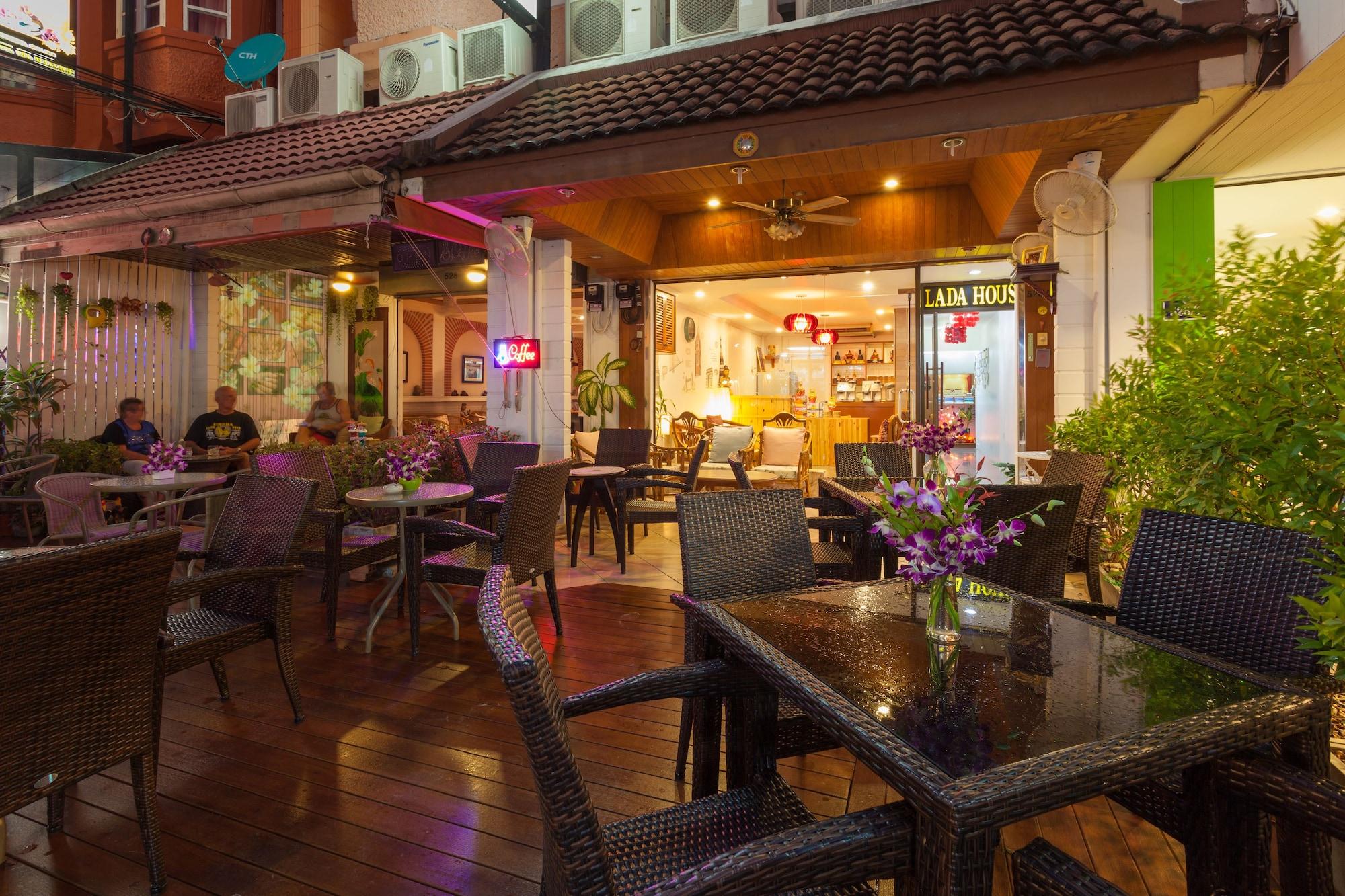 Varios Karon Sunshine Guesthouse & Bar