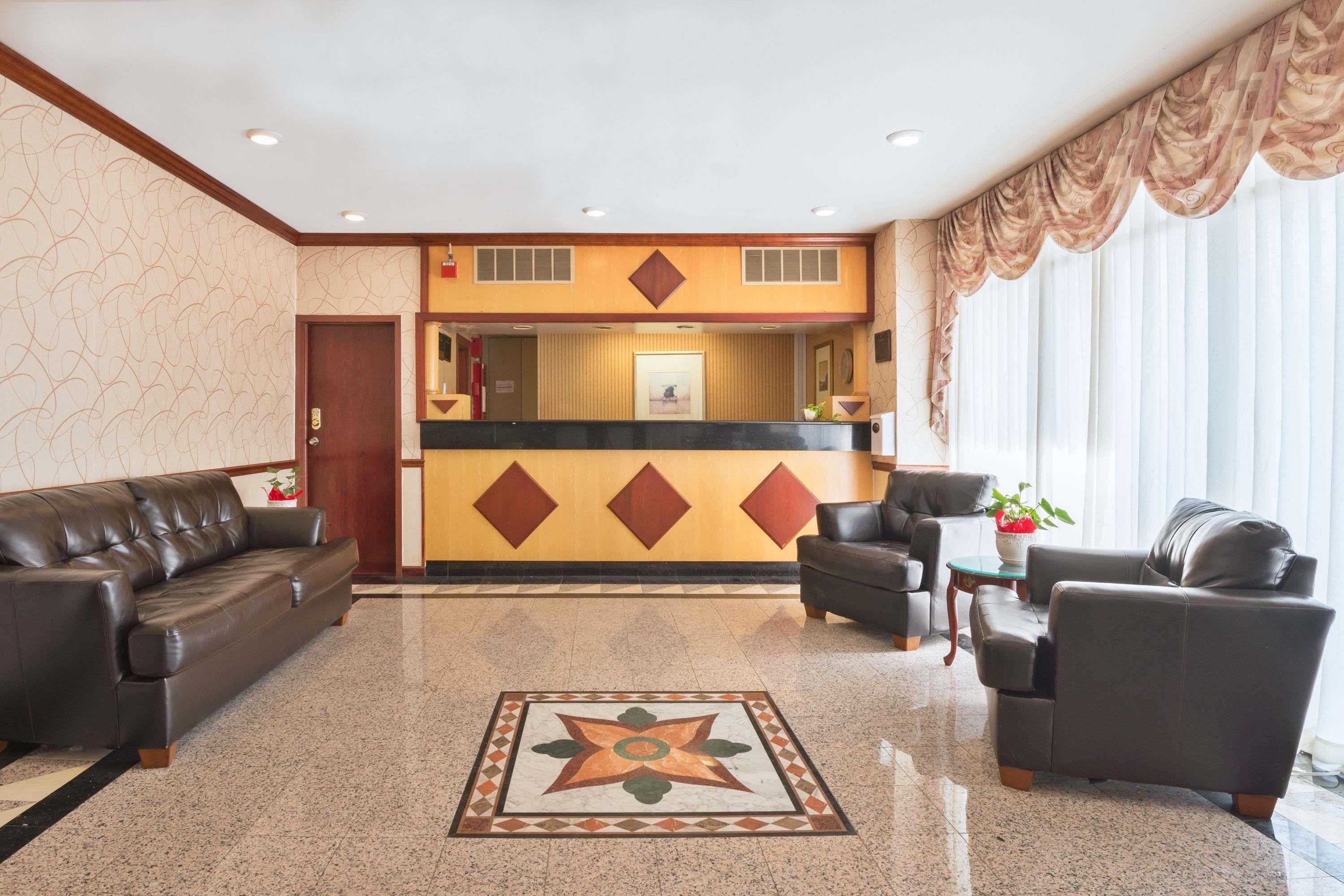 Vista Lobby Ramada by Wyndham Pikesville/Baltimore North