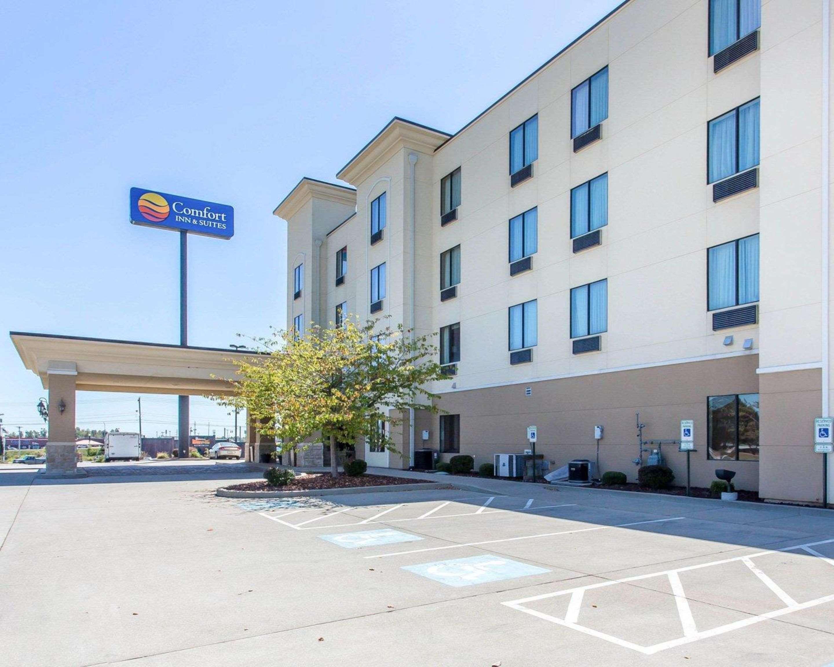 Vista Exterior Comfort Inn & Suites Madisonville