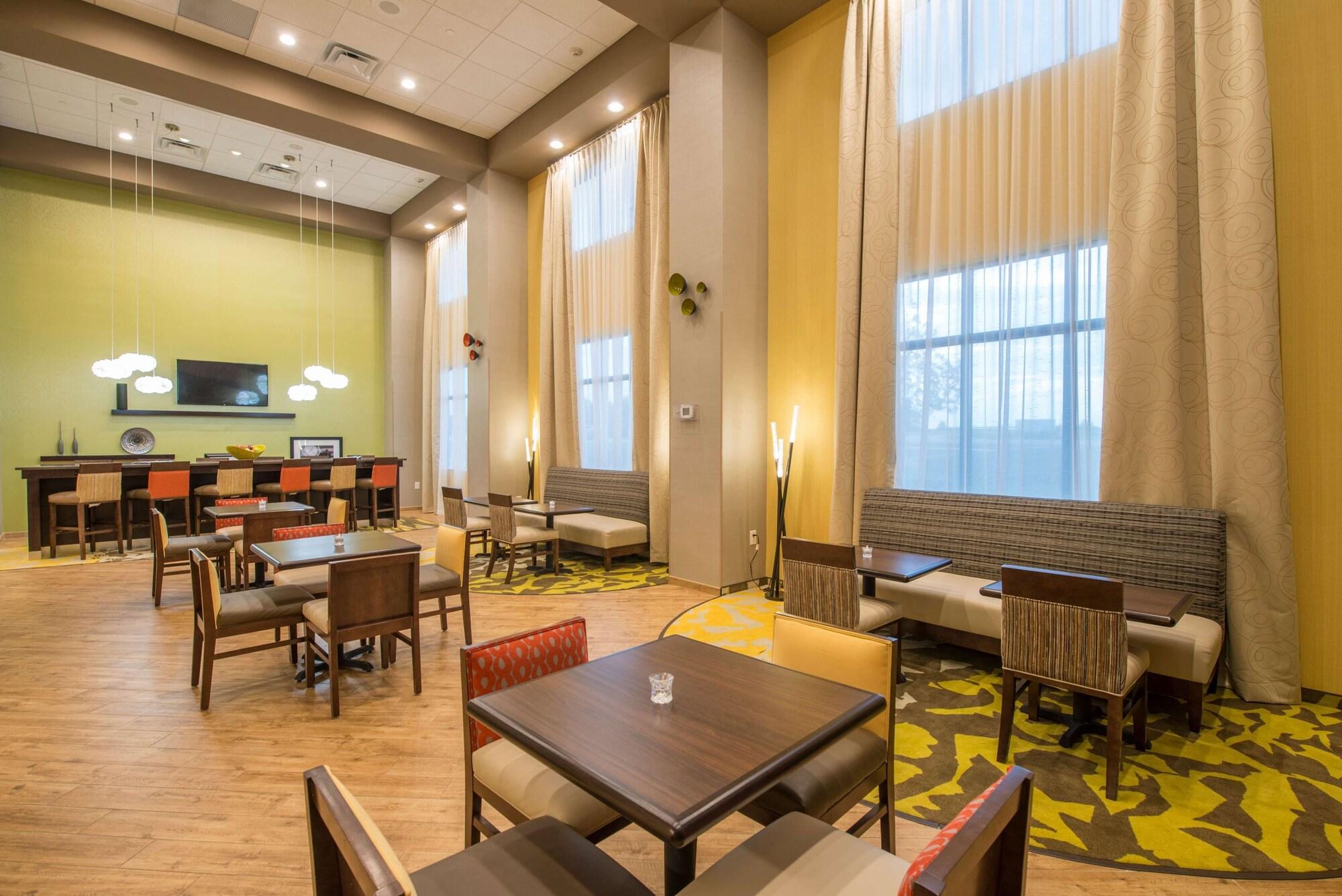 Vista Lobby Hampton Inn Waynesboro