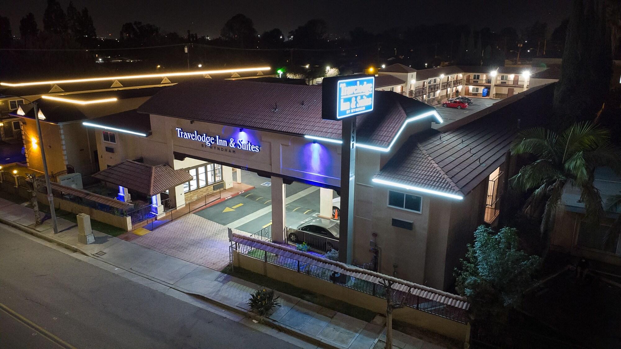 Vista Exterior Travelodge Inn & Suites by Wyndham West Covina