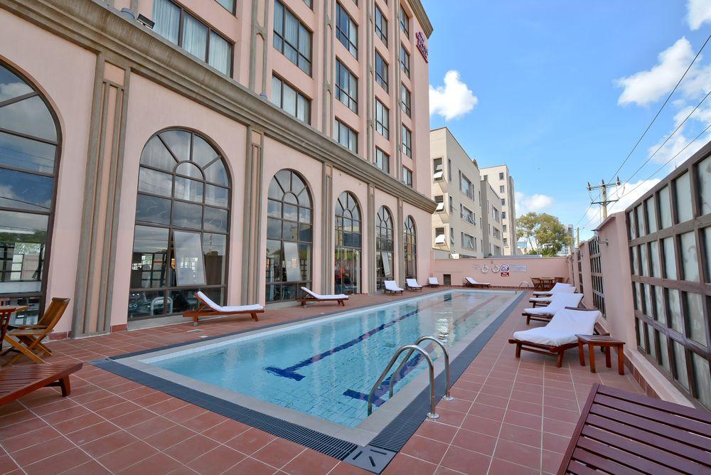 Vista Piscina Mercure Nairobi Upper Hill