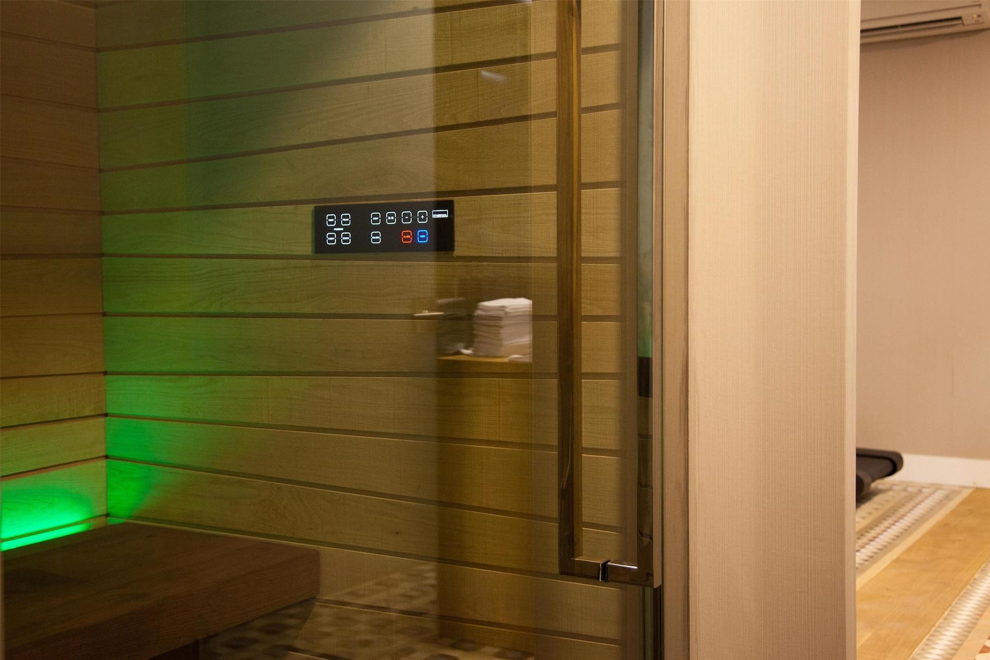 Gimnasio Alexandra Barcelona Hotel, Curio Collection by Hilton