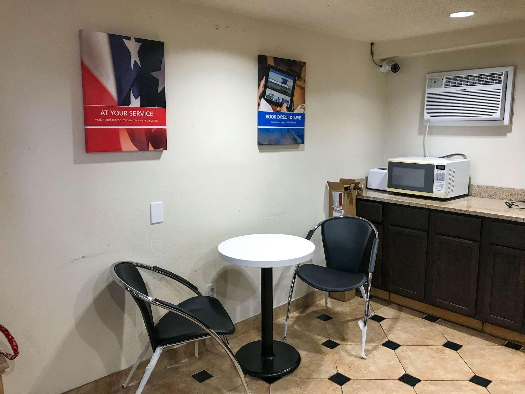 Restaurant Motel 6 Toms River, NJ - Near Seaside Heights