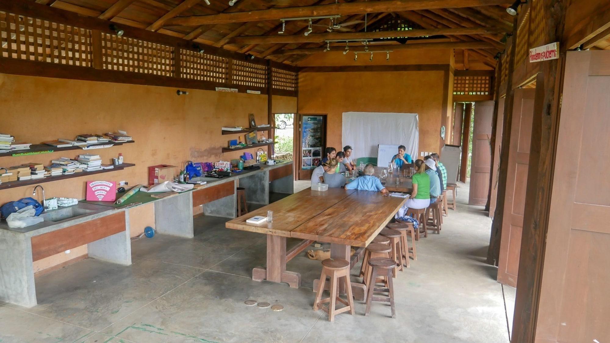 Sala de Reuniones Cirenas Lodge and Regeneration Hub