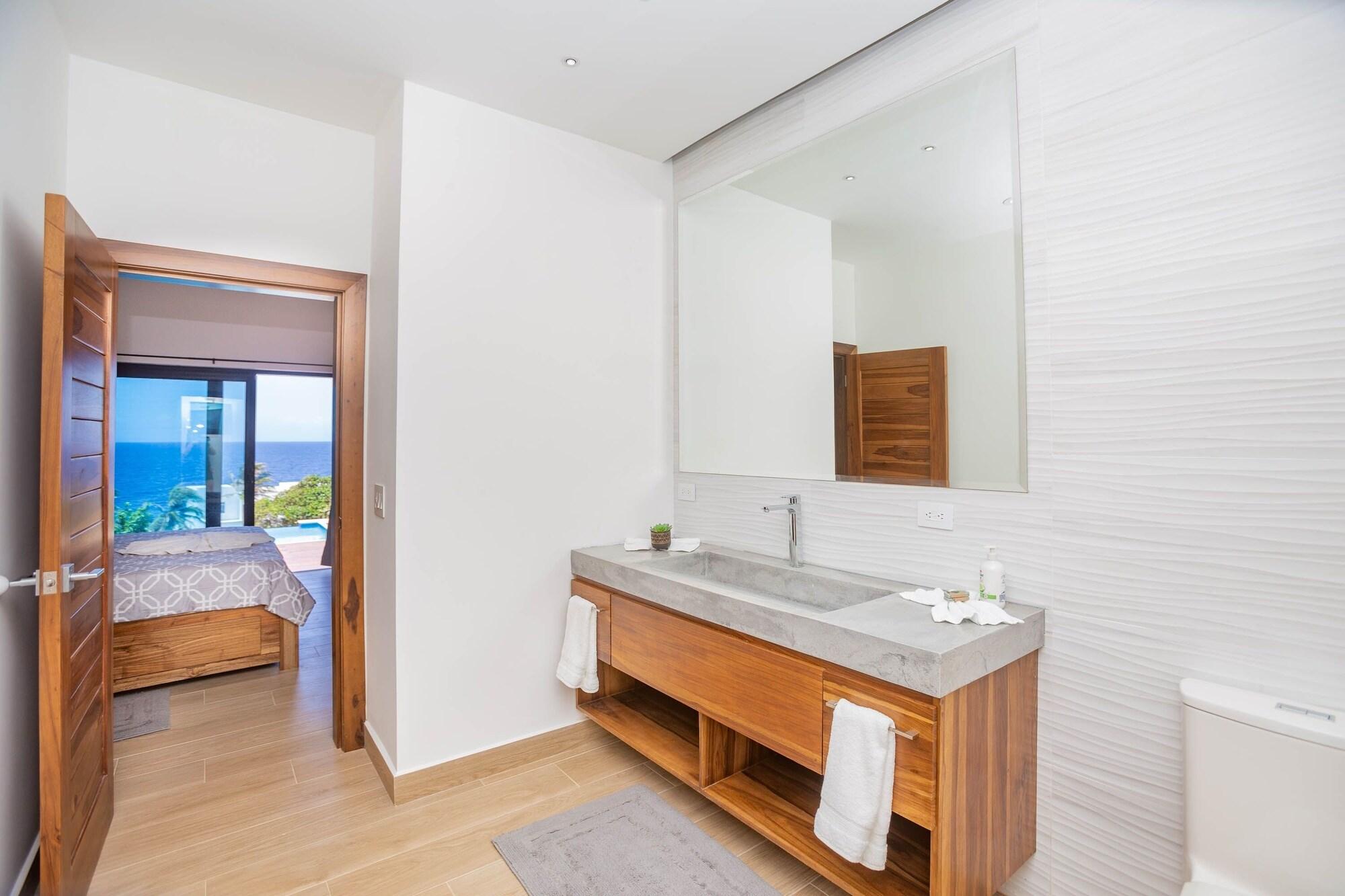 Equipamiento de Habitación West Bay Breeze 3 Bedroom Home by RedAwning