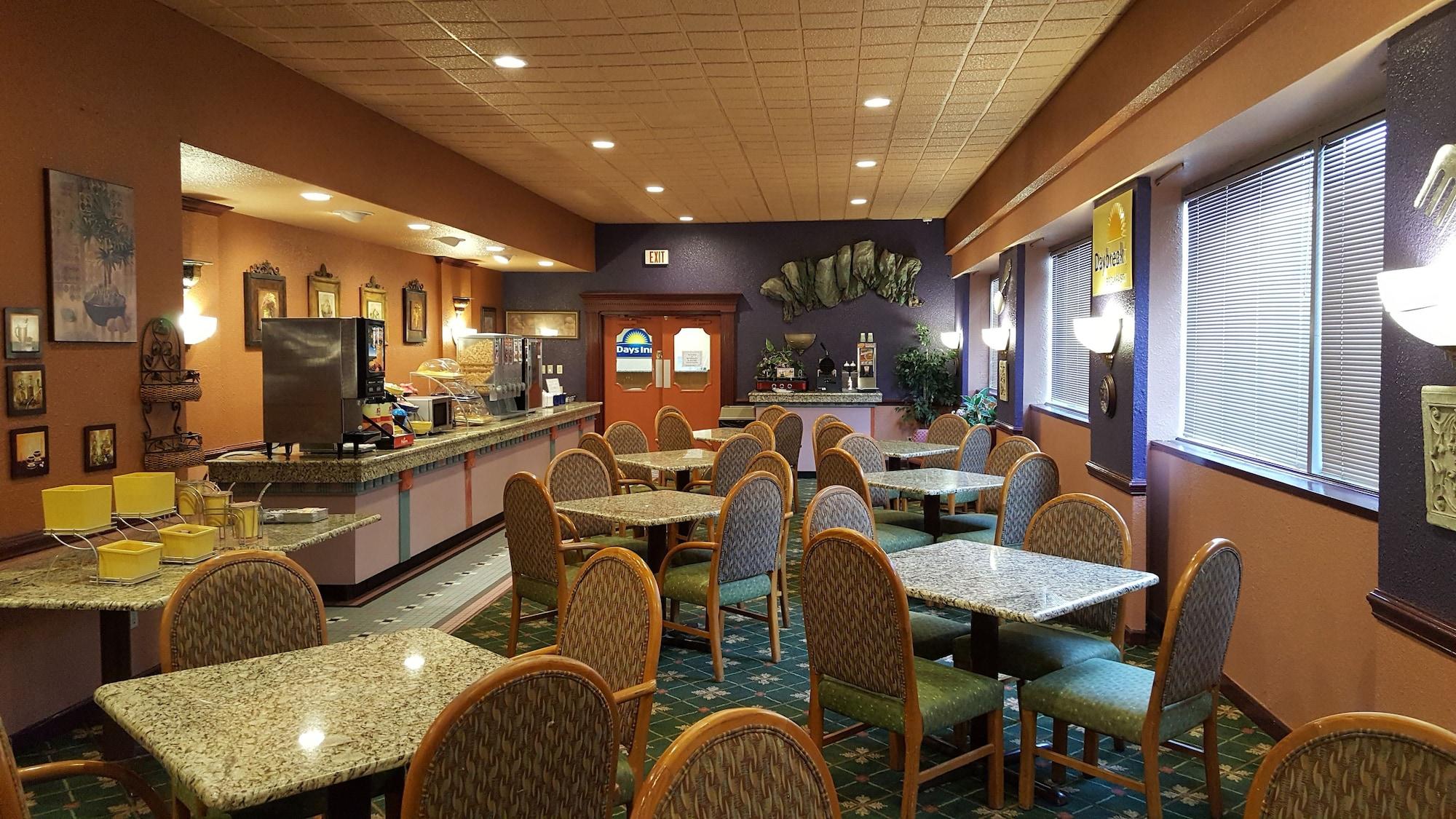 Restaurant Days Inn by Wyndham Durham/Near Duke University