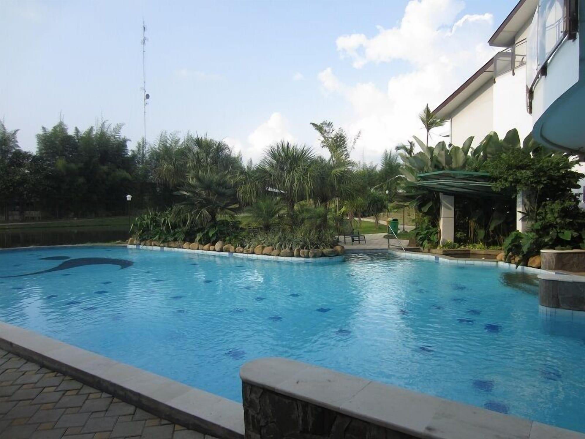 Vista Piscina Rukun Senior Living
