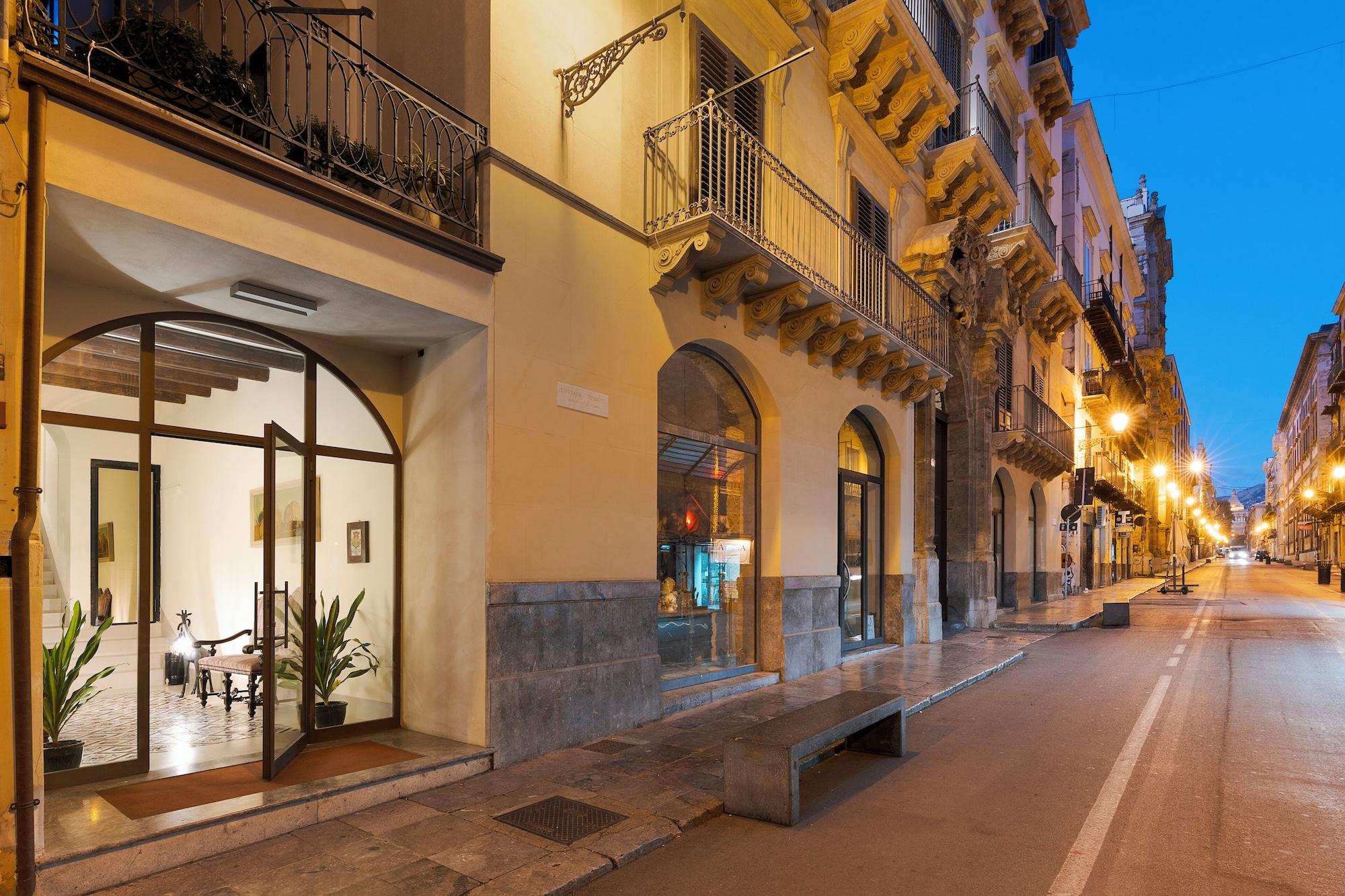 Vista Exterior Palazzo Arone dei Baroni di Valentino