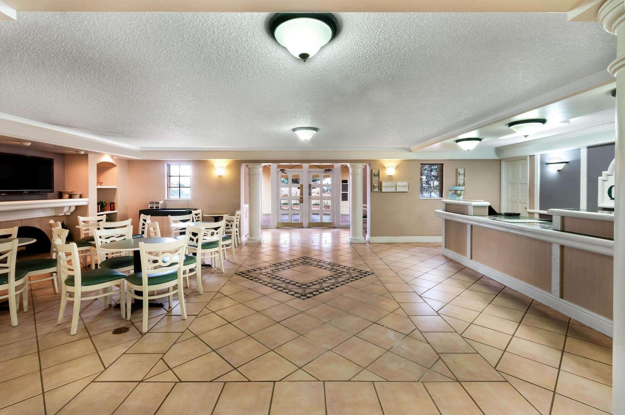 Vista Lobby La Quinta Inn by Wyndham Albuquerque Northeast